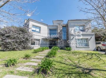 Casa · 282m² · 5 Ambientes · 3 Cocheras · Venta Casa 5 Ambientes Fincas de Iraola II con Piscina Lote Central en Esquina