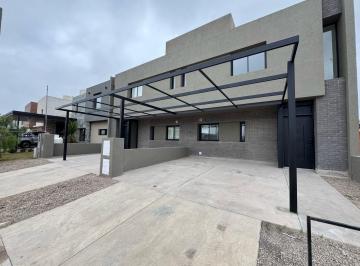Casa · 120m² · 3 Ambientes · 2 Cocheras · Dúplex en Venta 3 Dorm Colinas de Manantiales