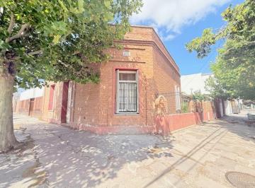 Casa de 4 ambientes, Trelew · Venta Casa Antigua con Excelente Ubicacion, Apto Uso Comercial