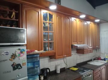 Casa · 248m² · 5 Ambientes · 4 Cocheras · Chalet con Pileta y Gran Terreno en Troncos del Talar