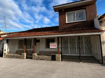 Casa de 4 ambientes, Miramar · Chalet Refaccionado a Nuevo, 3 Dorm., 2 Baños, Garaje Múltiple. Una Cuadra de Av 26