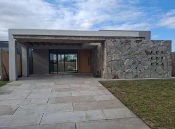 Casa · 140m² · 5 Ambientes · 2 Cocheras · Casa en Venta Barrio Lar de Terrada