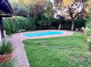 Casa · 231m² · 4 Ambientes · 3 Cocheras · Apto Crédito Va Allende Casa a Mtrs Golf T. 645 m²