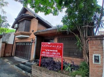 Casa · 220m² · 4 Ambientes · 2 Cocheras · Chalet Tradicional en Castelar Norte