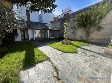 30 · Casa de 3 Dorm. con Cochera