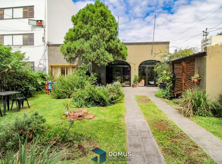 Casa · 350m² · 8 Dormitorios · 2 Cocheras