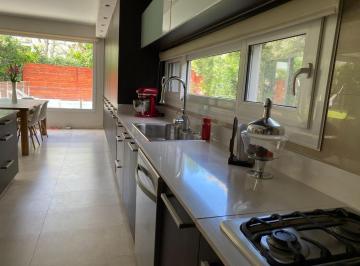 Casa · 360m² · 6 Ambientes · 4 Cocheras · Moderna Casa en Adrogué Chico Barrio Cerrado