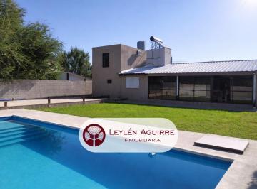 Casa · 183m² · 3 Dormitorios · 2 Cocheras · Cómoda Casa en Venta en Tanti. Amplio Quincho, Parque Pileta.