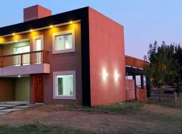 Casa · 233m² · 5 Ambientes · 2 Cocheras · Casa en Venta - 3 Dorm. 1 Baño - Guernica