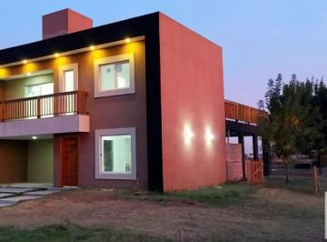 Casa · 233m² · 5 Ambientes · 2 Cocheras · Casa en Venta - 3 Dorm. 1 Baño - Guernica