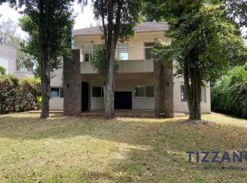 Casa · 258m² · 5 Ambientes · 6 Cocheras · Casa en Alquiler en Fincas de Iraola