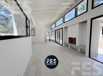 Casa · 136m² · 4 Ambientes · 1 Cochera · Casa a Estrenar Barrio Alamos