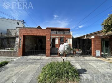 Casa · 174m² · 9 Ambientes · 1 Cochera · Venta Casa Multifamiliar con Cochera en Wilde