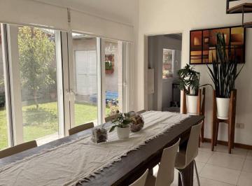 Casa de 5 ambientes, Hurlingham · Apto Crédito! Casa - Parque Johnston, Hurlingham! 3 Habitaciones, 3 Baños, Cohera, Parrilla, Jardin!
