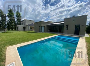Casa · 152m² · 4 Ambientes · 1 Cochera · Casa 4 Amb con Pileta en Venta en Barrio Santa Rita en Canning