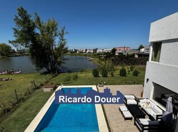 Casa · 240m² · 5 Ambientes · Casa en Venta con Salida y Vista a Extensa Laguna. El Cantón