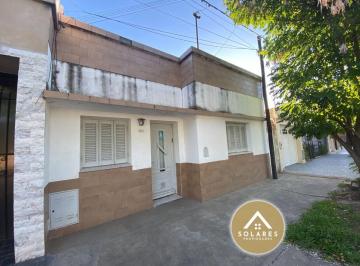 Casa de 4 ambientes, Esperanza · Casa con Amplio Patio en Zona Centro