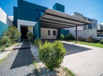 Casa · 224m² · 6 Ambientes · 2 Cocheras · Claros Village | Casa con Calefacción Central | Patio con Pileta | Seguridad 24hs