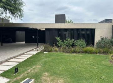Casa de 4 ambientes, Córdoba · Villa Warcalde - Casa en Housing Cerrado C/ Seguridad - 3 Dorm - Galeria con Asador - Jardin - Cochera 2