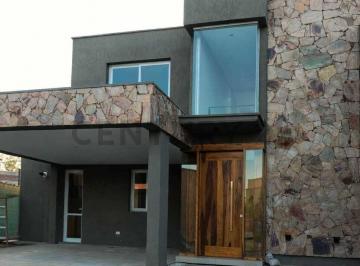 Casa · 190m² · 3 Dormitorios · 1 Cochera · Casa en Venta a Estrenar en Barrio Privado Godoy Cruz
