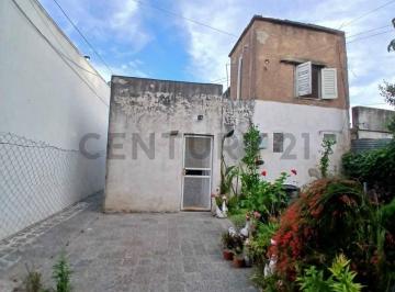 Casa · 255m² · 9 Ambientes · 2 Cocheras · Calle 74 Entre 115 y 116 | Venta Casa Al Frente con Tres Departamentos en Block por Pasillo