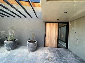 Casa · 1740m² · 6 Ambientes · 3 Cocheras · Venta – Casa de 5 Dorm. – Country Q2 Estrenar