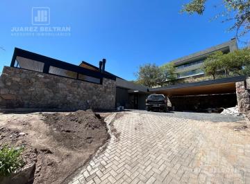 Casa · 1740m² · 6 Ambientes · 3 Cocheras · Venta – Casa de 5 Dorm. – Country Q2 Estrenar