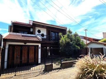 Casa de 6 ambientes, Lanús · Chalet 6 Ambientes con Fondo Libre, Quincho y Pileta – Lote 8,66 X 56 m – Lanús Oeste
