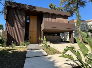 Casa · 303m² · 6 Ambientes · 2 Cocheras · Oportunidad! Casa a Estrenar en Venta! en Saint Thomas Oeste, Esteban Echeverría, G. B. a. Zona Sur