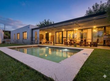 Casa · 170m² · 5 Ambientes · 2 Cocheras · Venta de Casa de 3 Dorm. en City Bell