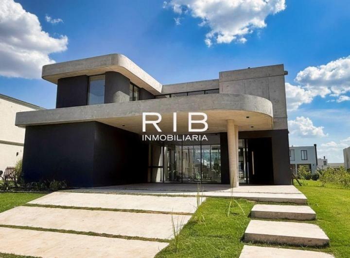 Casa · 245m² · 5 Ambientes · 2 Cocheras