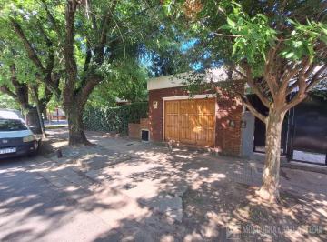 Casa · 92m² · 4 Ambientes · 2 Cocheras · Casa en Una Planta en Impecable Estado