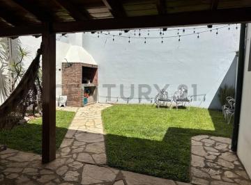 Casa · 101m² · 3 Ambientes · Venta Casa 3 Amb Garaje y Doble Jardín, Caseros