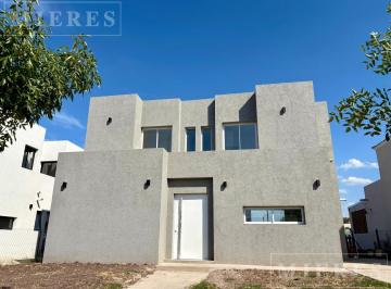 Casa · 188m² · 5 Ambientes · 1 Cochera · Casa en Venta en Santa Lucia, Pilar del Este