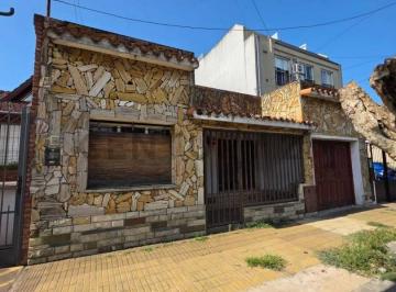 Casa · 81m² · Casa a Refaccionar en Venta – Villa Sarmiento | Calle Gelly y Obes
