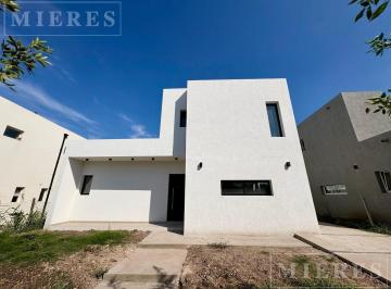 Casa · 177m² · 5 Ambientes · 1 Cochera · Casa en Venta en Santa Lucia, Pilar del Este