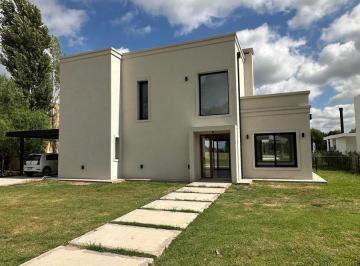 Casa · 150m² · 4 Ambientes · 1 Cochera · Venta Casa 3 Dorms en El Barrio Medal Country Club con Pileta