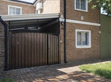 Casa · 90m² · 6 Ambientes · 1 Cochera · Venta | Permuta - Casa de 3 Dorm. y Patio - Luis Agote, Rosario. Apto Crédito