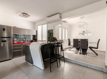 PH · 161m² · 5 Ambientes · 2 Cocheras · Espectacular PH Hecho a Nuevo en Venta con Cochera en La Lucila, Vicente López.