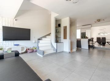 Casa · 161m² · 5 Ambientes · 2 Cocheras · Espectacular Casa Hecha a Nuevo en Venta con Cochera en La Lucila, Vicente López.