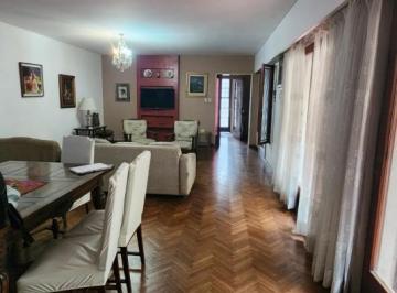 Casa · 334m² · 10 Ambientes · 2 Cocheras · Casa a La Venta en Calle Santa Fe
