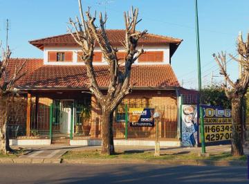 Casa · 122m² · 4 Ambientes · 2 Cocheras · Casa Venta Burzaco en Esquina - Apta Credito - 3 Amb. y Playroom