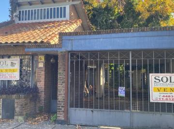 Casa · 200m² · 5 Ambientes · Chalet 5 Ambientes a Reciclar por Completo - Hermoso Lote