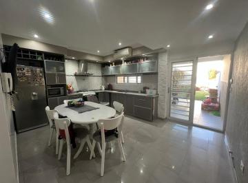 Casa · 105m² · 4 Ambientes · 2 Cocheras · Casa/duplex en Venta - Merlo