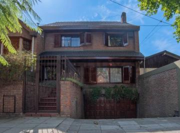 Casa · 247m² · 4 Dormitorios · En Venta Hermosa Casa en Calle Chassaing, Villa Sarmiento