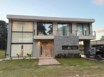 Casa · 400m² · 9 Ambientes · 2 Cocheras · Casa en Venta - 5 Dorm. 4 Baños - Pinamar