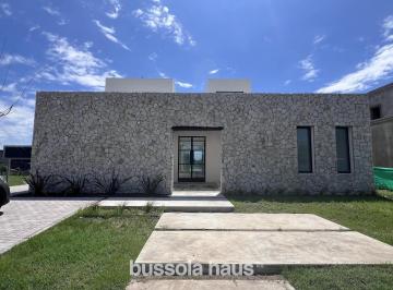 Casa · 223m² · 7 Ambientes · 2 Cocheras · Casa en Venta con 4 Dorm. Al Lago en Santa Ana, Villanueva