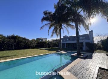 Casa · 227m² · 4 Ambientes · 2 Cocheras · Casa en Venta con 3 Dorm. en Lote Interno en Villanueva