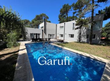Casa · 80m² · 5 Ambientes · 3 Cocheras · Casa en Alquiler Anual en Pinamar Norte con Piscina Climatizada
