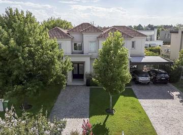 Casa · 275m² · 9 Ambientes · 1 Cochera · Excelente Casa Moderna en Ayres Plaza